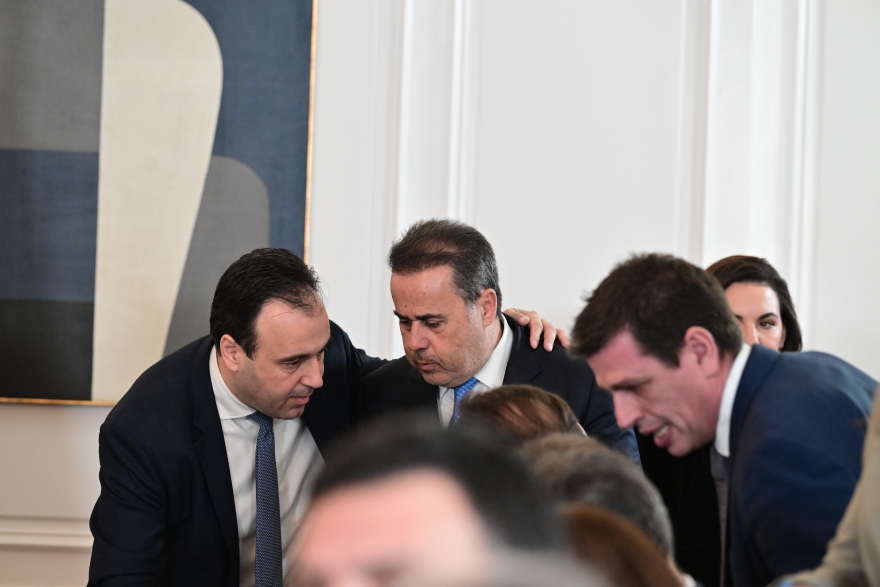 Τα φωτογραφικά καρέ του υπουργικού: Tα πηγαδάκια και το... μασάζ Λιβάνιου στον Σκρέκα 