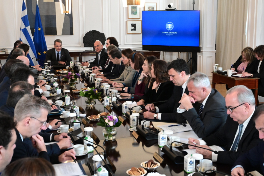 Τα φωτογραφικά καρέ του υπουργικού: Tα πηγαδάκια και το... μασάζ Λιβάνιου στον Σκρέκα 