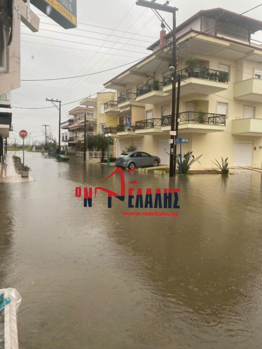 Κακοκαιρία Emil: Πλημμύρισε η Παραλία Κατερίνης, απροσπέλαστοι οι δρόμοι - Βίντεο και φωτογραφίες