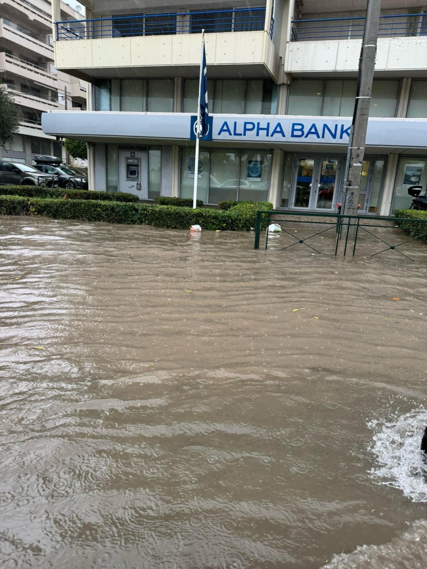 Γολγοθάς διαρκείας στους δρόμους - Πλημμύρισε η παραλιακή, προβλήματα σε Κηφισό και Κηφισίας