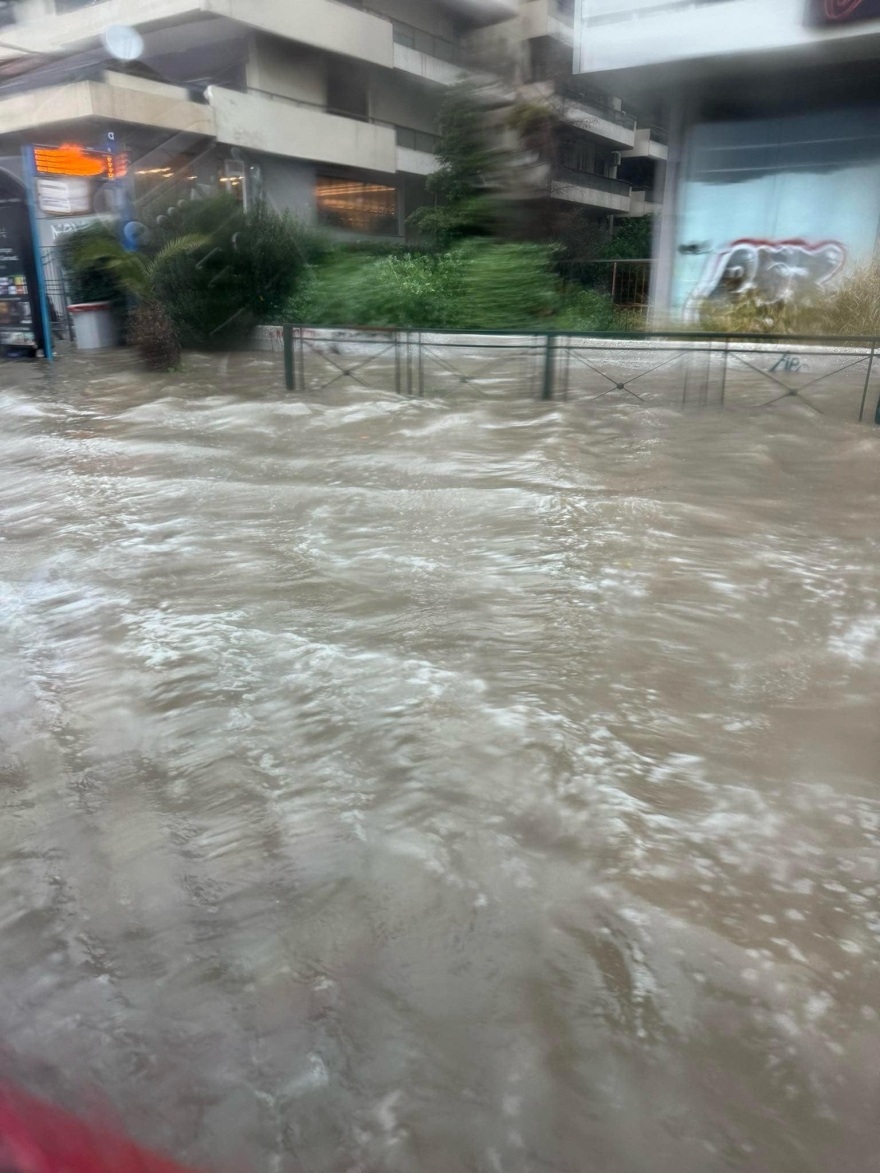 Γολγοθάς διαρκείας στους δρόμους - Πλημμύρισε η παραλιακή, προβλήματα σε Κηφισό και Κηφισίας