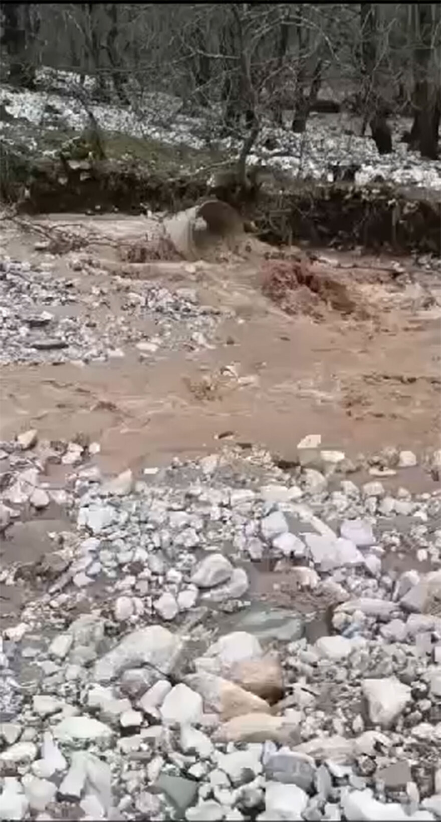 Τρίκαλα: Φούσκωσε επικίνδυνα ο Πηνειός - Καταστροφές από την κακοκαιρία στην Καλαμπάκα (βίντεο και φωτογραφίες)