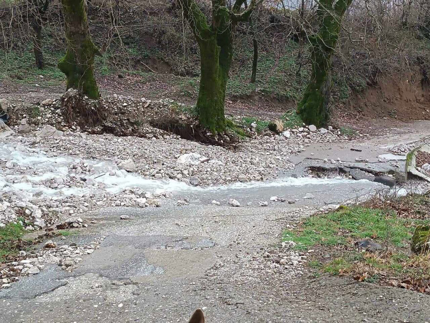 Τρίκαλα: Φούσκωσε επικίνδυνα ο Πηνειός - Καταστροφές από την κακοκαιρία στην Καλαμπάκα (βίντεο και φωτογραφίες)