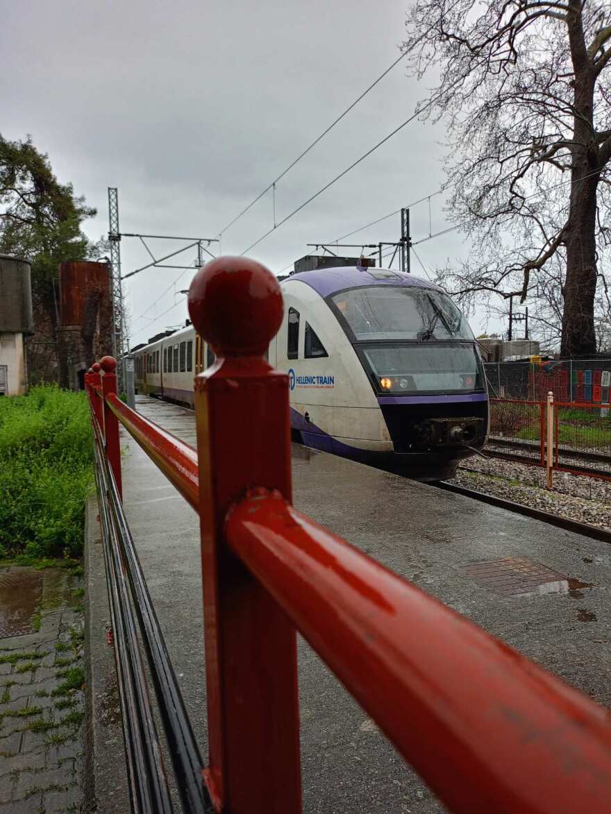 Θεσσαλονίκη: Ταλαιπωρία για τους επιβάτες του προαστιακού για Λάρισα - Έβγαιναν καπνοί (φωτογραφίες)