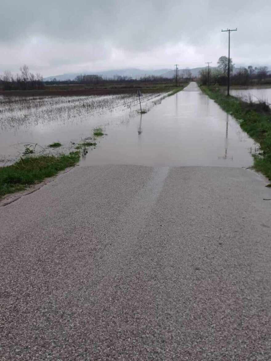 Τρίκαλα: Φούσκωσε επικίνδυνα ο Πηνειός - Καταστροφές από την κακοκαιρία στην Καλαμπάκα (βίντεο και φωτογραφίες)