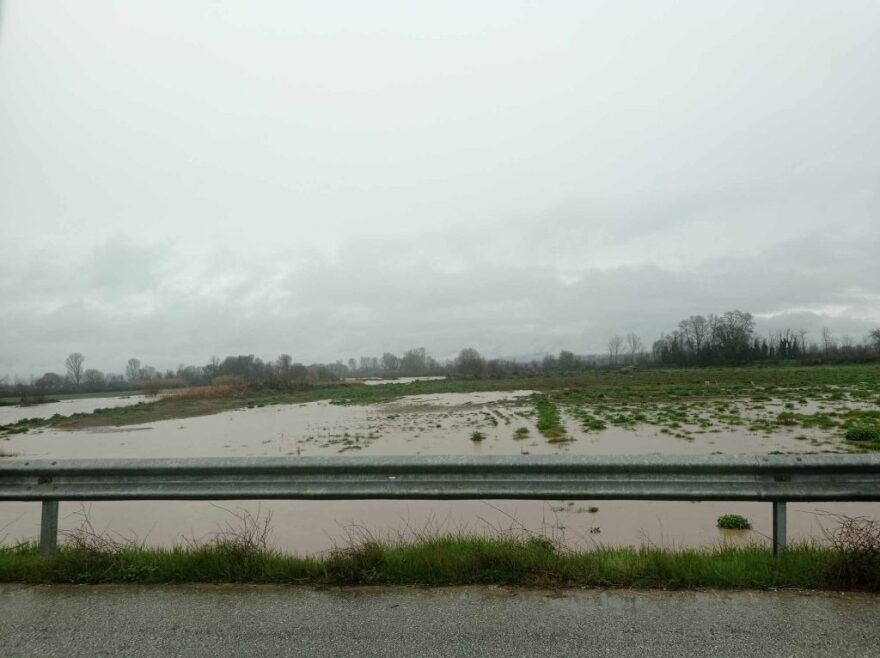 Τρίκαλα: Φούσκωσε επικίνδυνα ο Πηνειός - Καταστροφές από την κακοκαιρία στην Καλαμπάκα (βίντεο και φωτογραφίες)
