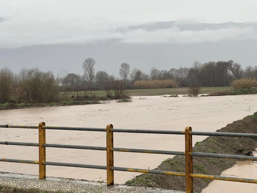 Τρίκαλα: Φούσκωσε επικίνδυνα ο Πηνειός - Καταστροφές από την κακοκαιρία στην Καλαμπάκα (βίντεο και φωτογραφίες)