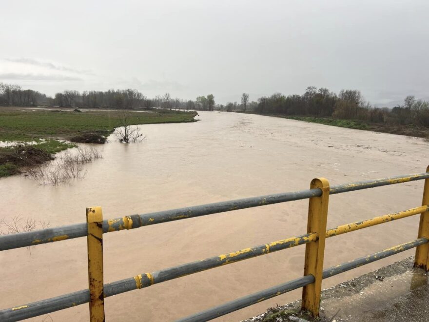 Τρίκαλα: Φούσκωσε επικίνδυνα ο Πηνειός - Καταστροφές από την κακοκαιρία στην Καλαμπάκα (βίντεο και φωτογραφίες)