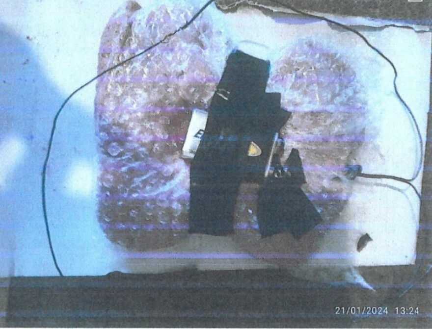 Θεσσαλονίκη: Νέες εικόνες για τον φάκελο-βόμβα που εντοπίστηκε στα δικαστήρια 