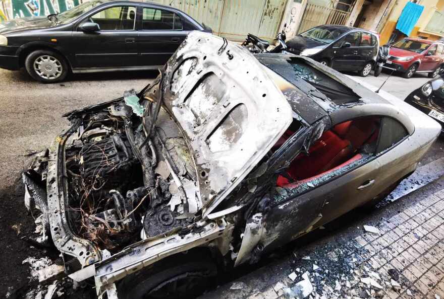 Τρεις νέοι εμπρησμοί σταθμευμένων αυτοκινήτων κόντα στο κέντρο της Αθήνας - Φωτογραφίες
