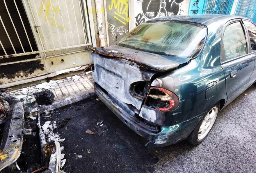 Τρεις νέοι εμπρησμοί σταθμευμένων αυτοκινήτων κόντα στο κέντρο της Αθήνας - Φωτογραφίες