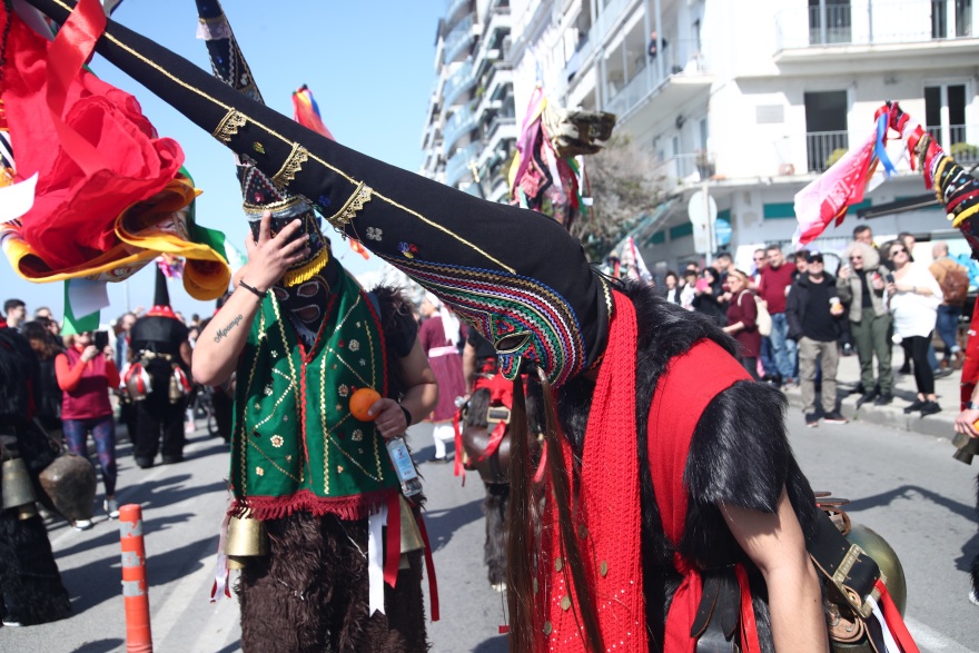 Κουδουνοφόροι: Ξεκίνησε η μεγάλη παρέλαση στη Θεσσαλονίκη