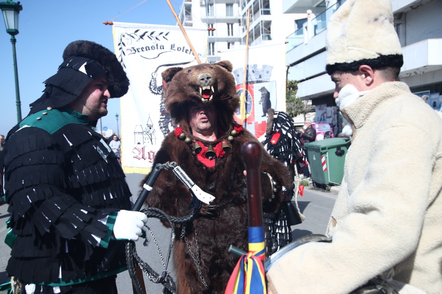 Κουδουνοφόροι: Ξεκίνησε η μεγάλη παρέλαση στη Θεσσαλονίκη