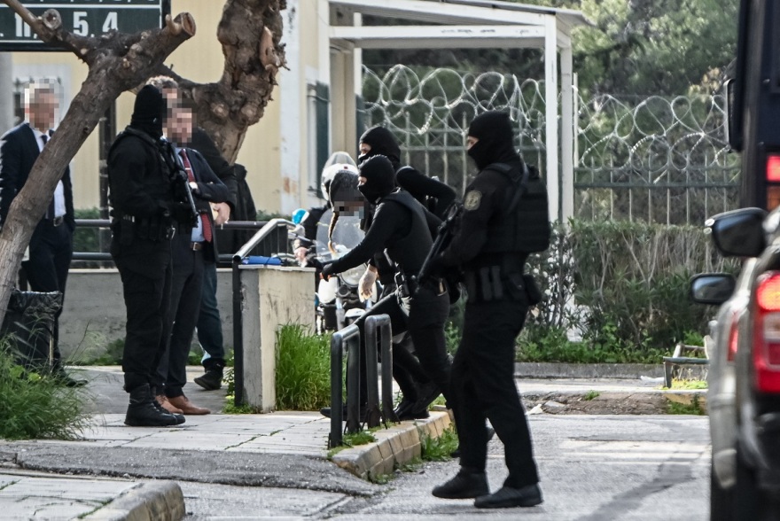 «Σύμπραξη Εκδίκησης»: Προφυλακιστέοι οι έξι συλληφθέντες ανάμεσά τους και οι δυο στρατιωτικοί για τρομοκρατικές ενέργειες