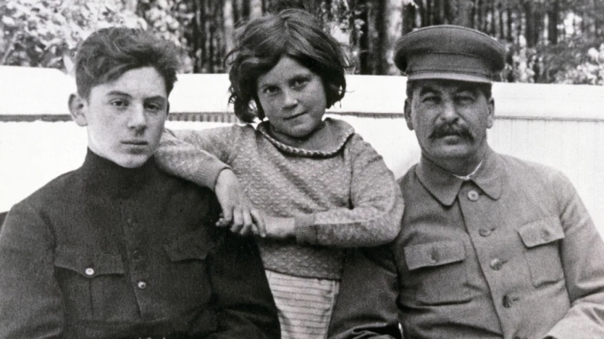 Σβετλάνα Αλιλούγεβα: Η πολυτάραχη ζωή της κόρης του Στάλιν- Οι φίλοι στα Γκούλαγκ, ο έρωτας με Ινδό, η φυγή στις ΗΠΑ 