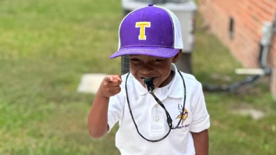 Κρίστοφερ Μπες: Ο τετράχρονος προπονητής που έχει τρελάνει τον κόσμο του μπάσκετ - Δείτε βίντεο