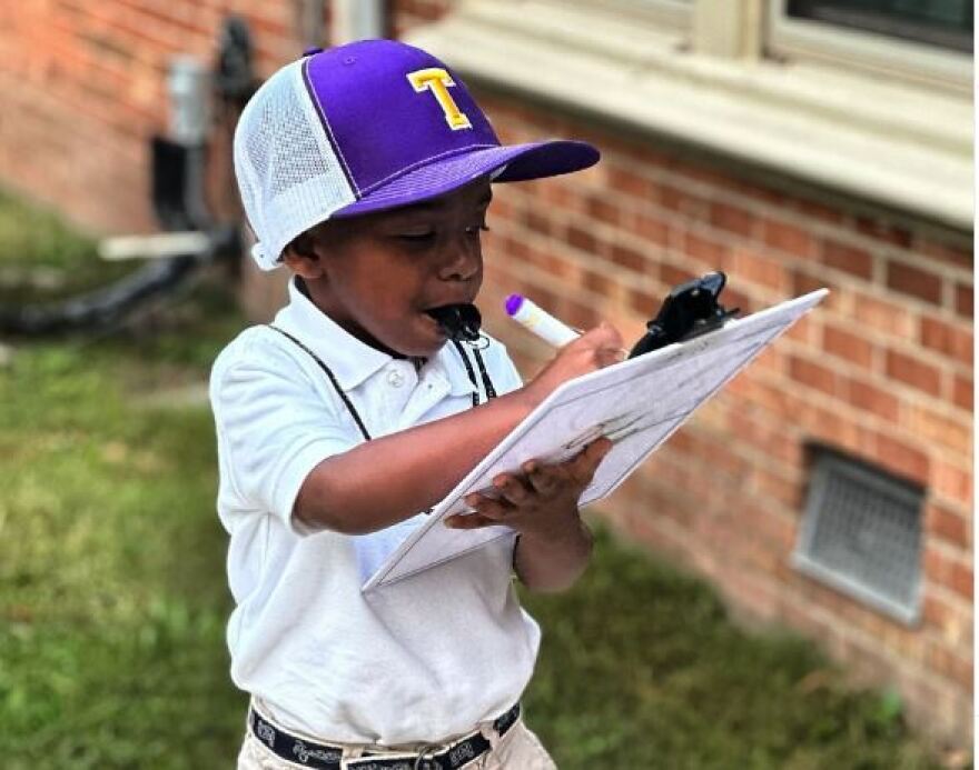 Κρίστοφερ Μπες: Ο τετράχρονος προπονητής που έχει τρελάνει τον κόσμο του μπάσκετ - Δείτε βίντεο