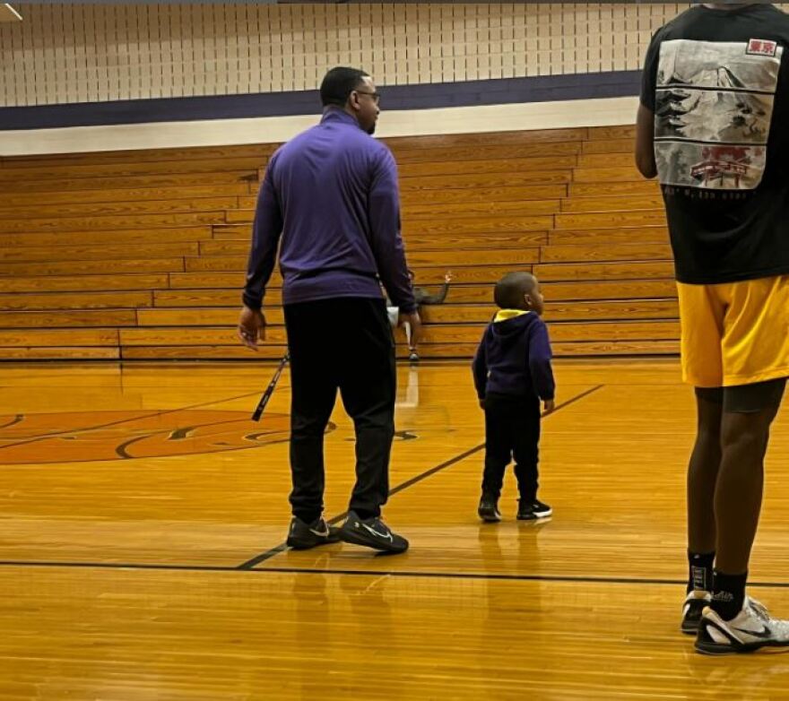 Κρίστοφερ Μπες: Ο τετράχρονος προπονητής που έχει τρελάνει τον κόσμο του μπάσκετ - Δείτε βίντεο