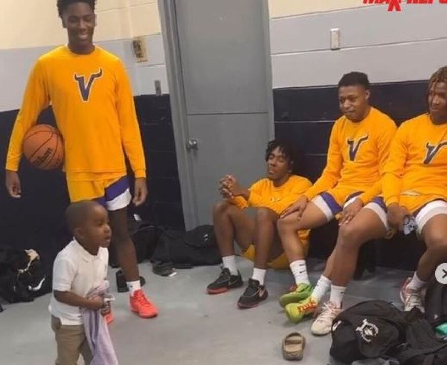 Κρίστοφερ Μπες: Ο τετράχρονος προπονητής που έχει τρελάνει τον κόσμο του μπάσκετ - Δείτε βίντεο