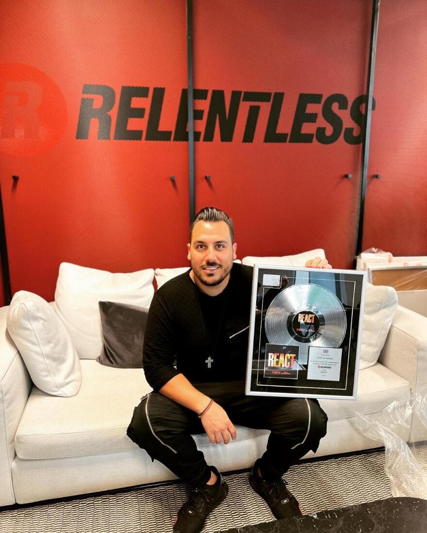 Νίκος Καλογεριάς: Ο Έλληνας dj - μουσικός παραγωγός των Switch Disco που κατάκτησε το Λονδίνο και την Ίμπιζα