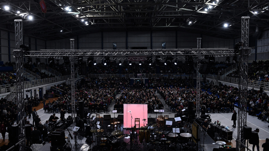 Συναυλία - αφιέρωμα του ΚΚΕ στον Γρηγόρη Μπιθικώτση: Χιλιάδες άνθρωποι τίμησαν τον μεγάλο ερμηνευτή