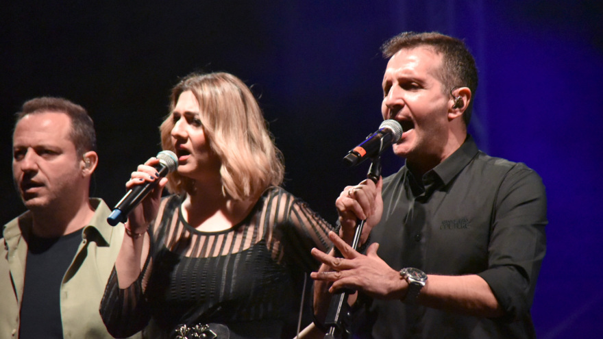 Συναυλία - αφιέρωμα του ΚΚΕ στον Γρηγόρη Μπιθικώτση: Χιλιάδες άνθρωποι τίμησαν τον μεγάλο ερμηνευτή