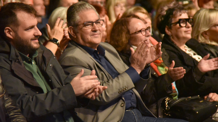 Συναυλία - αφιέρωμα του ΚΚΕ στον Γρηγόρη Μπιθικώτση: Χιλιάδες άνθρωποι τίμησαν τον μεγάλο ερμηνευτή