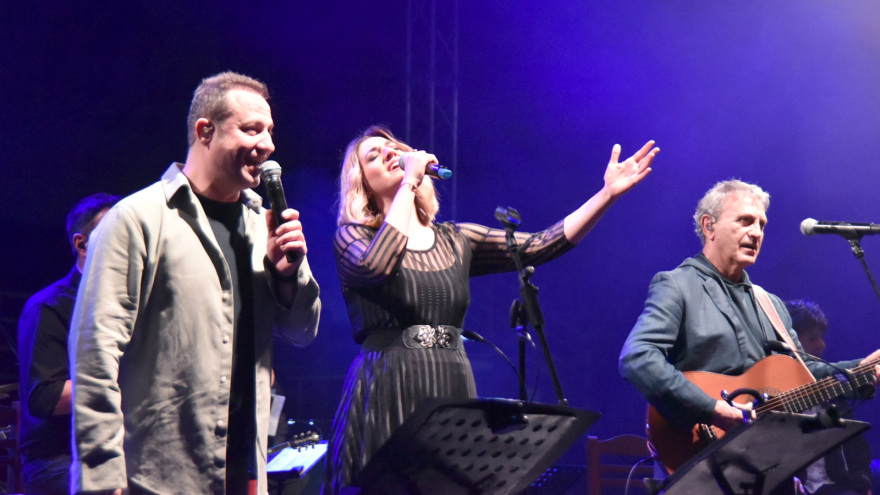 Συναυλία - αφιέρωμα του ΚΚΕ στον Γρηγόρη Μπιθικώτση: Χιλιάδες άνθρωποι τίμησαν τον μεγάλο ερμηνευτή