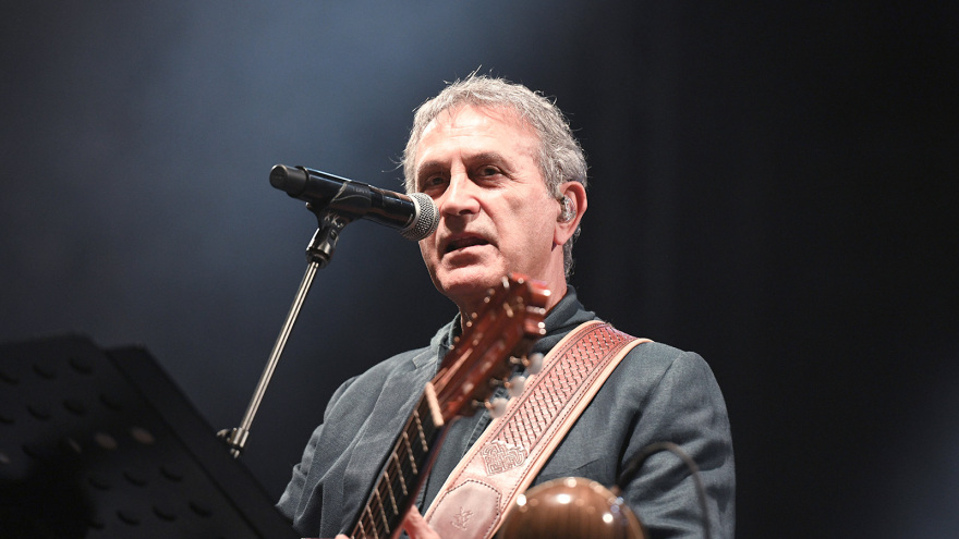 Συναυλία - αφιέρωμα του ΚΚΕ στον Γρηγόρη Μπιθικώτση: Χιλιάδες άνθρωποι τίμησαν τον μεγάλο ερμηνευτή