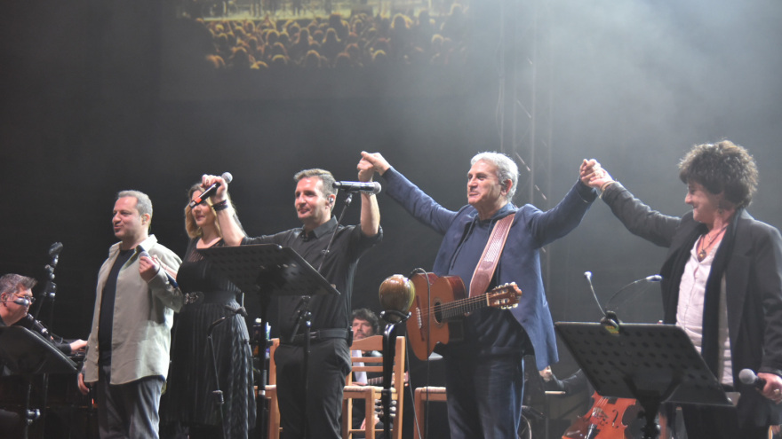 Συναυλία - αφιέρωμα του ΚΚΕ στον Γρηγόρη Μπιθικώτση: Χιλιάδες άνθρωποι τίμησαν τον μεγάλο ερμηνευτή