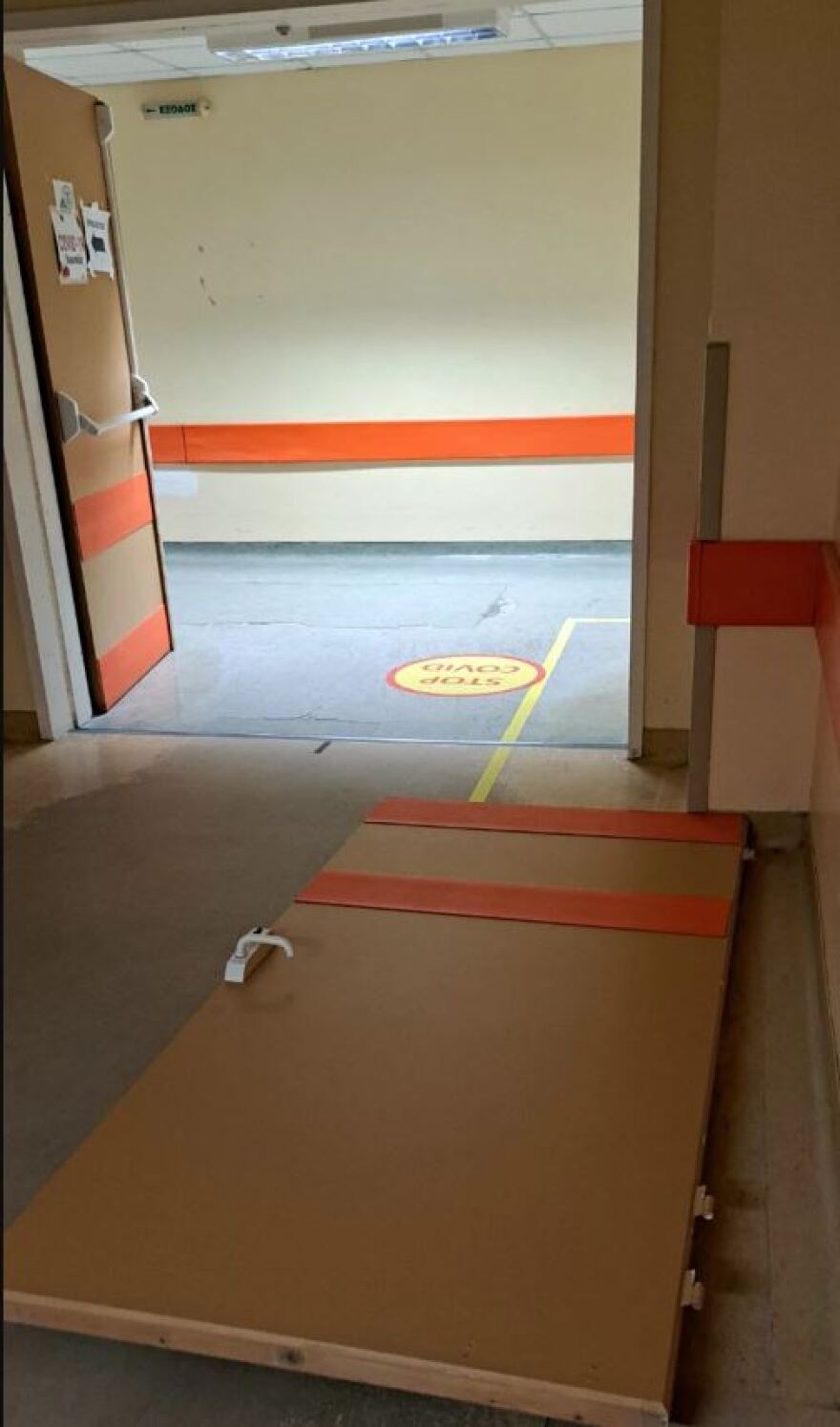 Λάρισα: Πόρτα στο πανεπιστημιακό νοσοκομείο έπεσε και τραυμάτισε εργαζόμενη