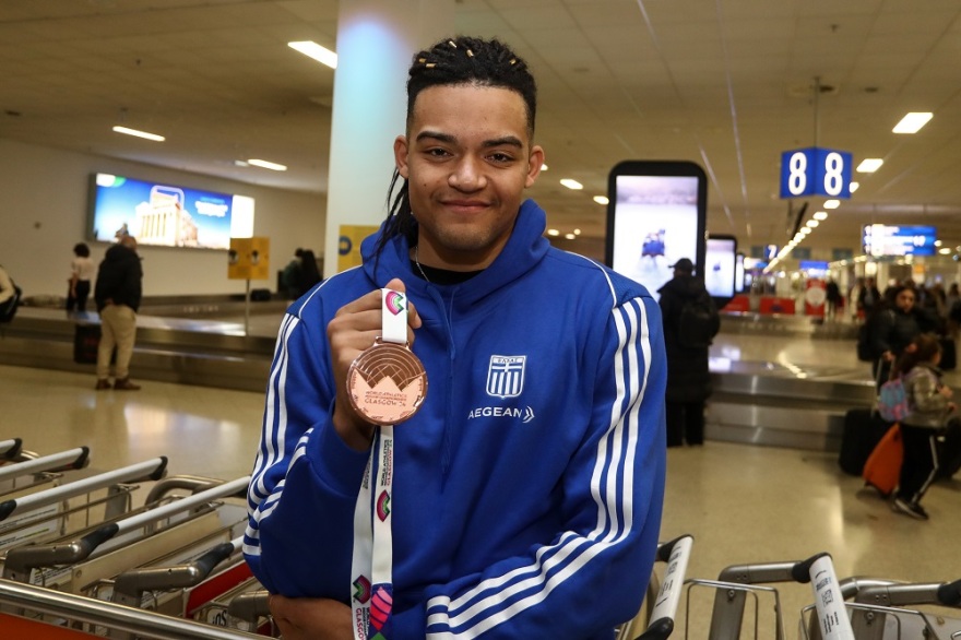 Επέστρεψε στην Ελλάδα και αποθεώθηκε ο Καραλής για το χάλκινο μετάλλιο στο Παγκόσμιο - Δείτε βίντεο