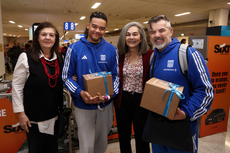 Επέστρεψε στην Ελλάδα και αποθεώθηκε ο Καραλής για το χάλκινο μετάλλιο στο Παγκόσμιο - Δείτε βίντεο