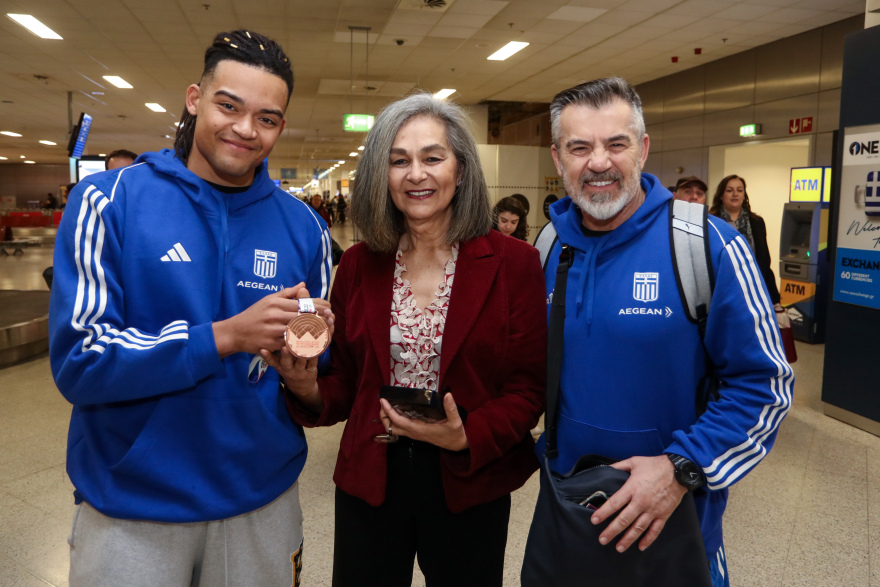 Επέστρεψε στην Ελλάδα και αποθεώθηκε ο Καραλής για το χάλκινο μετάλλιο στο Παγκόσμιο - Δείτε βίντεο