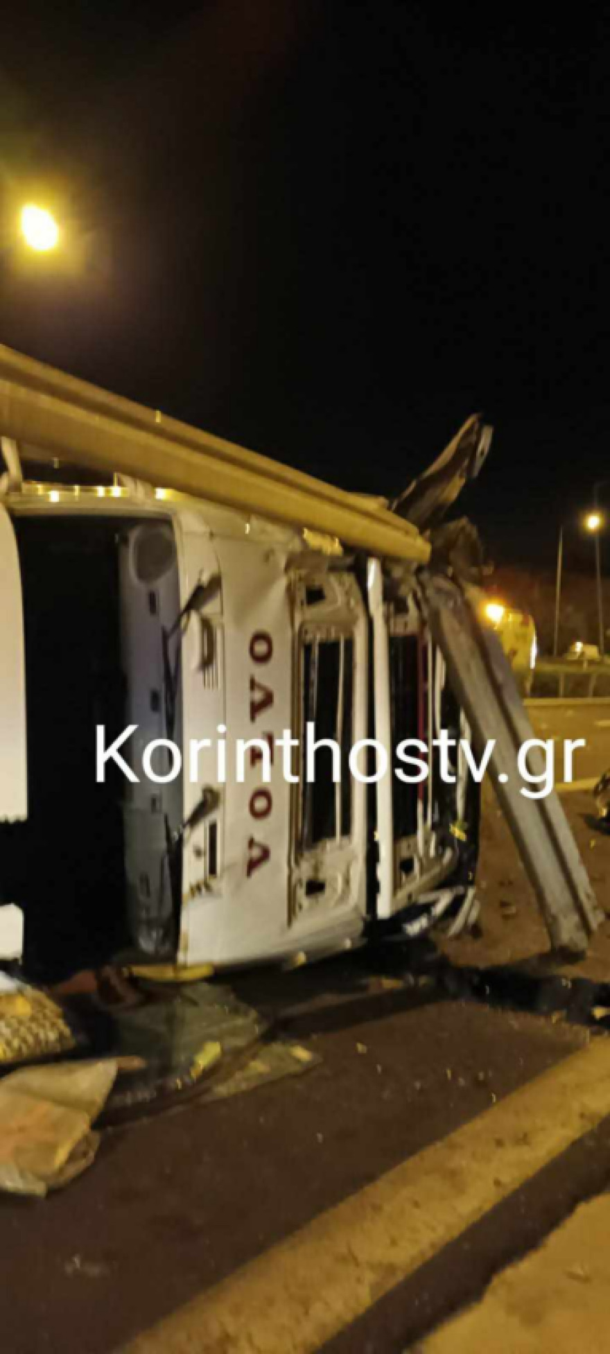 Ανατροπή νταλίκας στην Κορίνθου - Τριπόλεως στον κόμβο της Αρχαίας Νεμέας - Δείτε φωτογραφίες