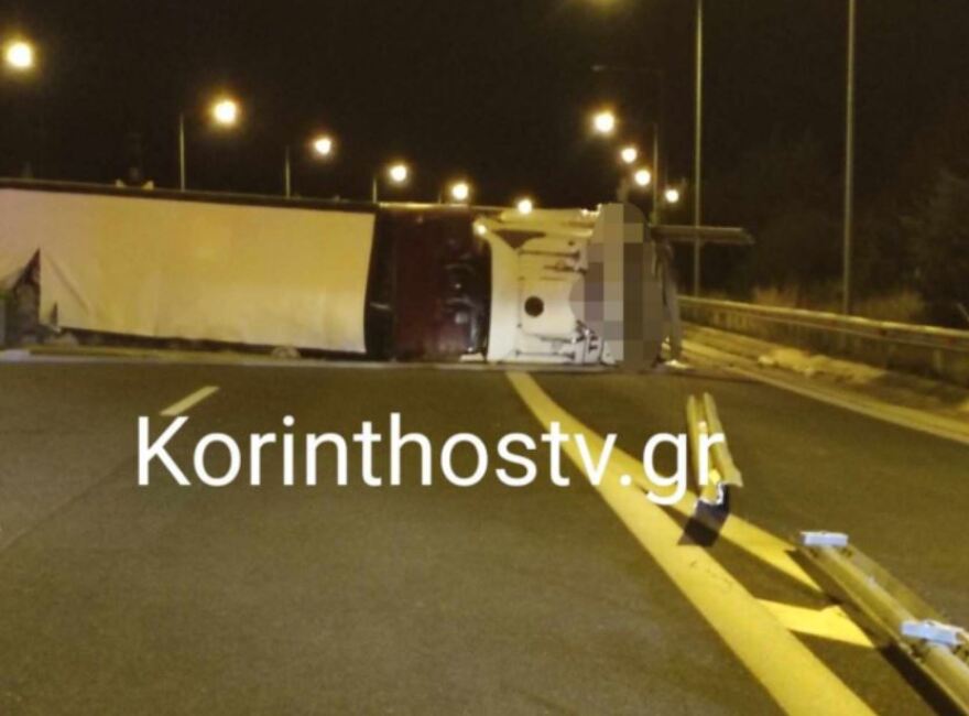 Ανατροπή νταλίκας στην Κορίνθου - Τριπόλεως στον κόμβο της Αρχαίας Νεμέας - Δείτε φωτογραφίες