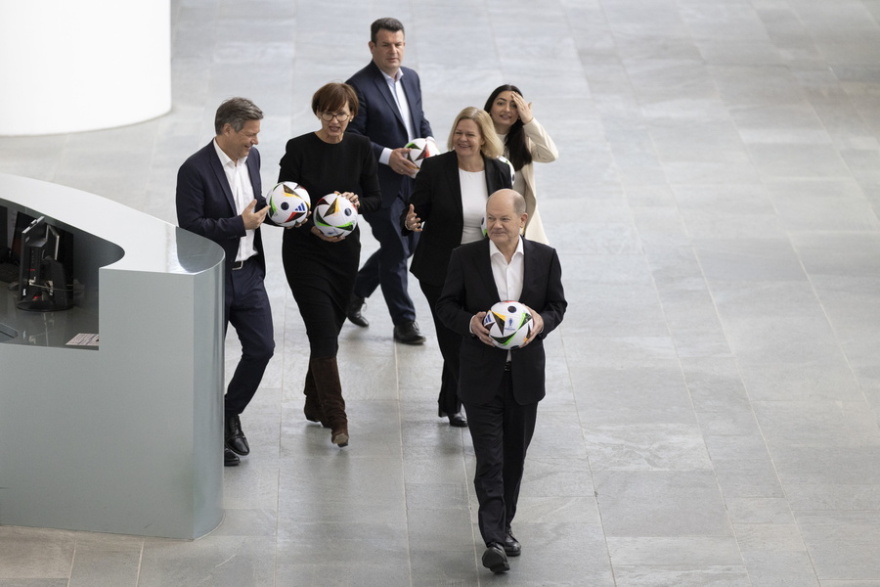 Euro 2024: Ο Σολτς φωτογραφήθηκε με τη μπάλα του τουρνουά - 100 ημέρες για την πρεμιέρα στη Γερμανία - Φωτογραφίες