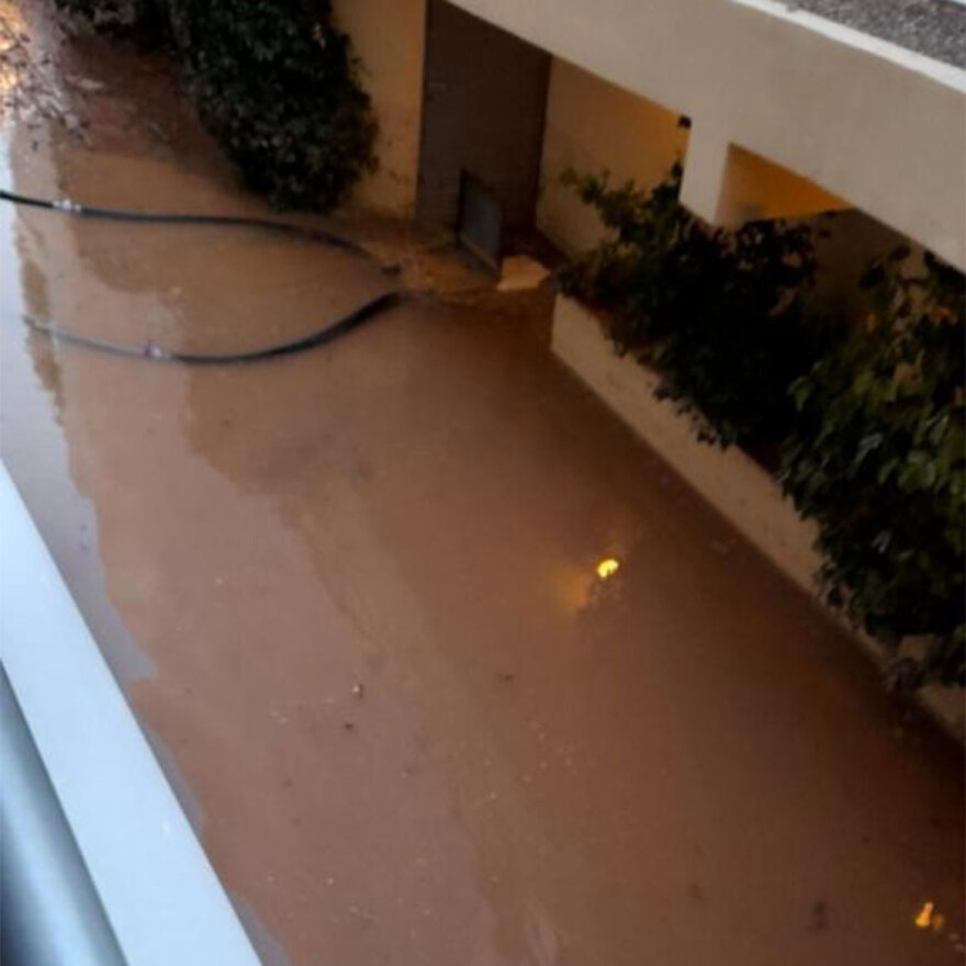 Βίντεο - φωτογραφίες: Έσπασε κεντρικός αγωγός της ΕΥΔΑΠ στον Άγιο Θωμά Αμαρουσίου - Πλημμύρισαν σπίτια και δρόμοι 