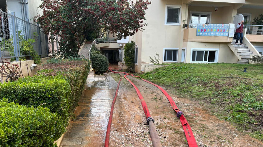 Βίντεο - φωτογραφίες: Έσπασε κεντρικός αγωγός της ΕΥΔΑΠ στον Άγιο Θωμά Αμαρουσίου - Πλημμύρισαν σπίτια και δρόμοι 