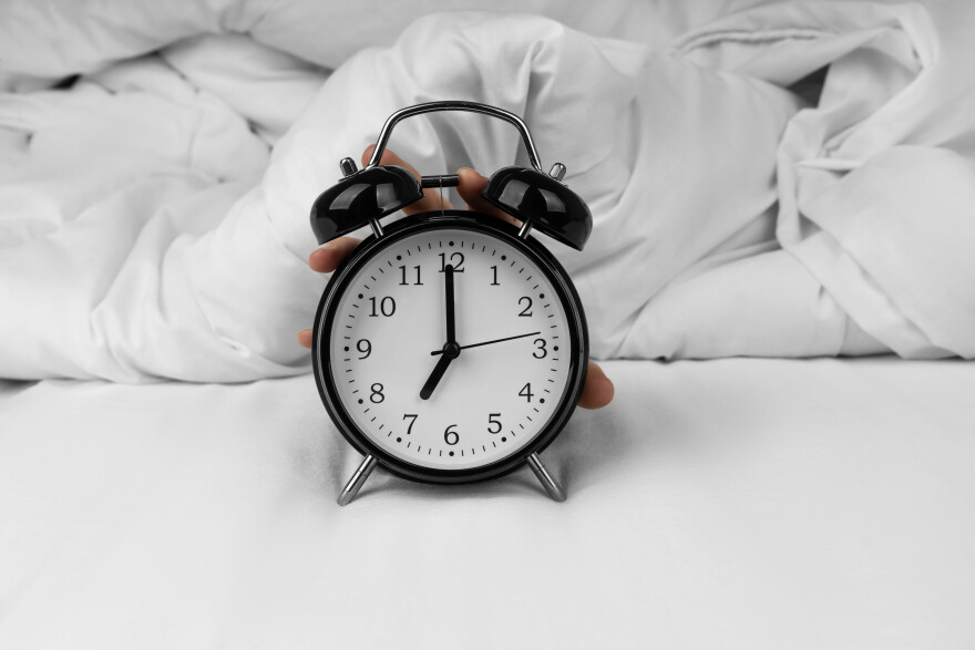 Γιατί ξυπνάω ακριβώς πριν το ξυπνητήρι μου; Οι θεωρίες των ειδικών για αυτό το παγκόσμιο φαινόμενο