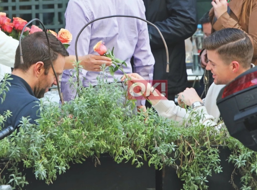 Στέφανος Κασσελάκης: Αγόρασε τριαντάφυλλο από πλανόδια πωλήτρια και το πρόσφερε στον Τάιλερ