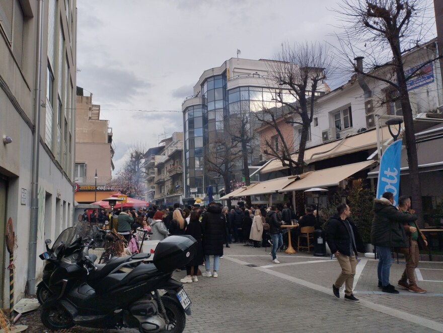 Τσικνοπέμπτη: Με χάλκινα και πολύ χορό γλεντούν οι Λαρισαίοι - Βίντεο και φωτογραφίες 