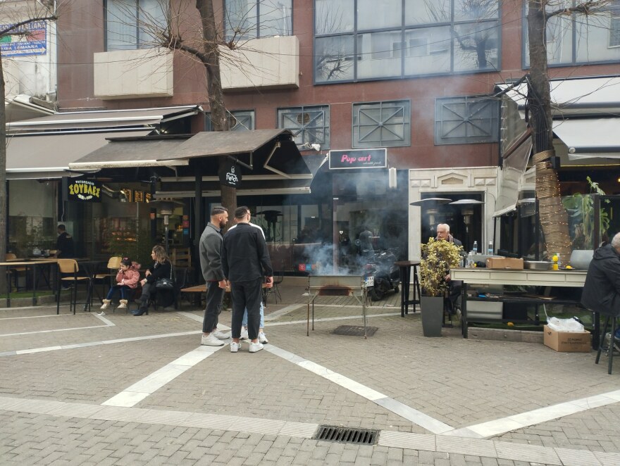 Τσικνοπέμπτη: Με χάλκινα και πολύ χορό γλεντούν οι Λαρισαίοι - Βίντεο και φωτογραφίες 