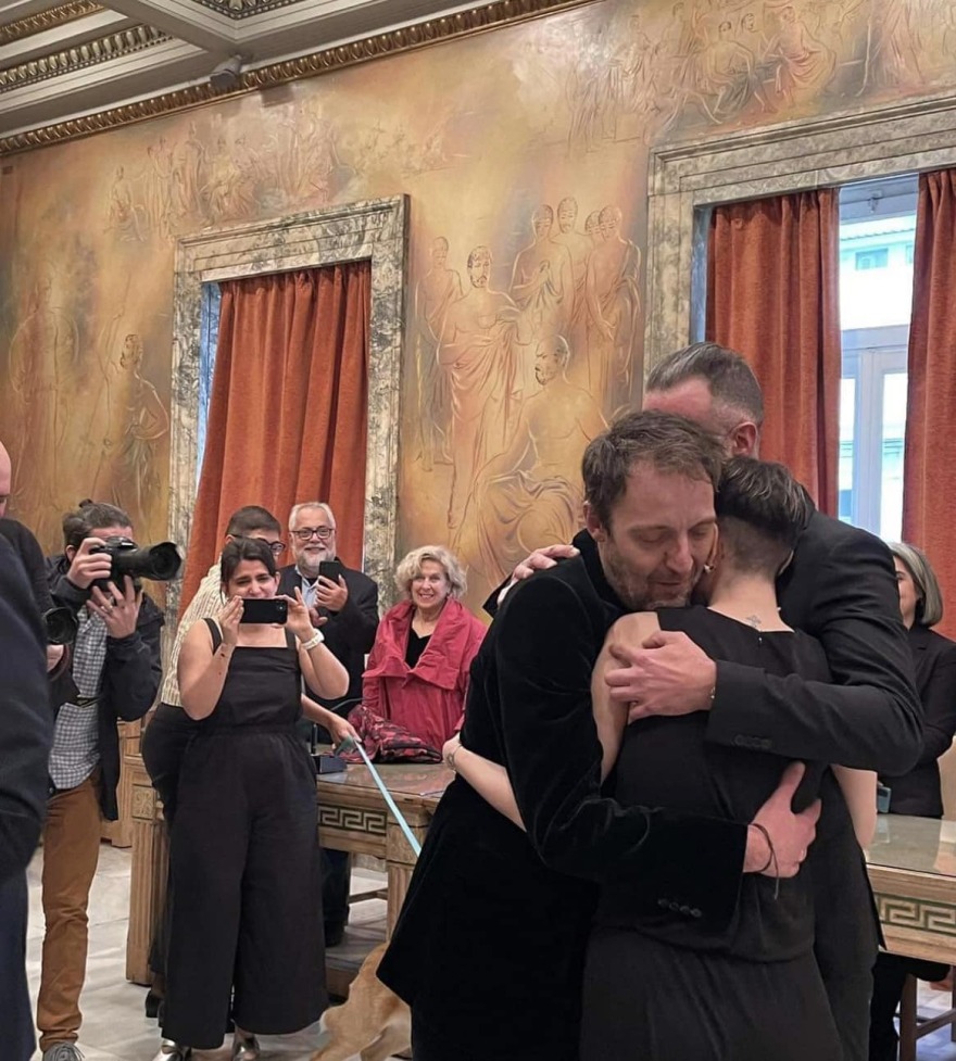 Αύγουστος Κορτώ: Παντρεύτηκε τον σύντροφό του - Η βέρα κι η καρδιά μου γράφουν τ' όνομά σου, λέει