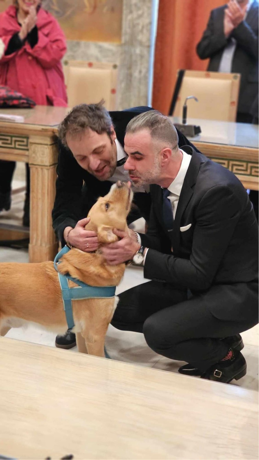 Αύγουστος Κορτώ: Παντρεύτηκε τον σύντροφό του - Η βέρα κι η καρδιά μου γράφουν τ' όνομά σου, λέει