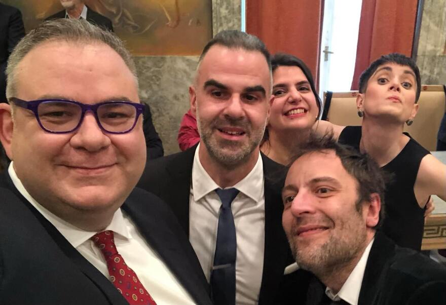 Αύγουστος Κορτώ: Παντρεύτηκε τον σύντροφό του - Η βέρα κι η καρδιά μου γράφουν τ' όνομά σου, λέει