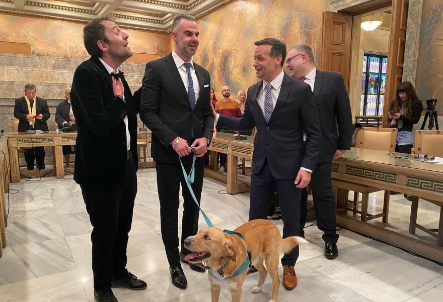 Αύγουστος Κορτώ: Παντρεύτηκε τον σύντροφό του - Η βέρα κι η καρδιά μου γράφουν τ' όνομά σου, λέει