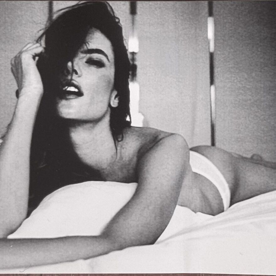 Αλεσάντρα Αμπρόσιο: Φόρεσε μόνο το εσώρουχό της και φωτογραφήθηκε σε ξενοδοχείο στο Παρίσι