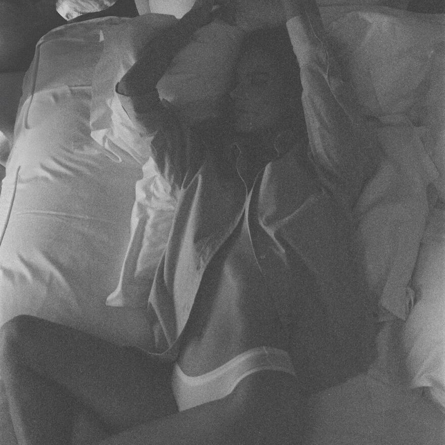 Αλεσάντρα Αμπρόσιο: Φόρεσε μόνο το εσώρουχό της και φωτογραφήθηκε σε ξενοδοχείο στο Παρίσι