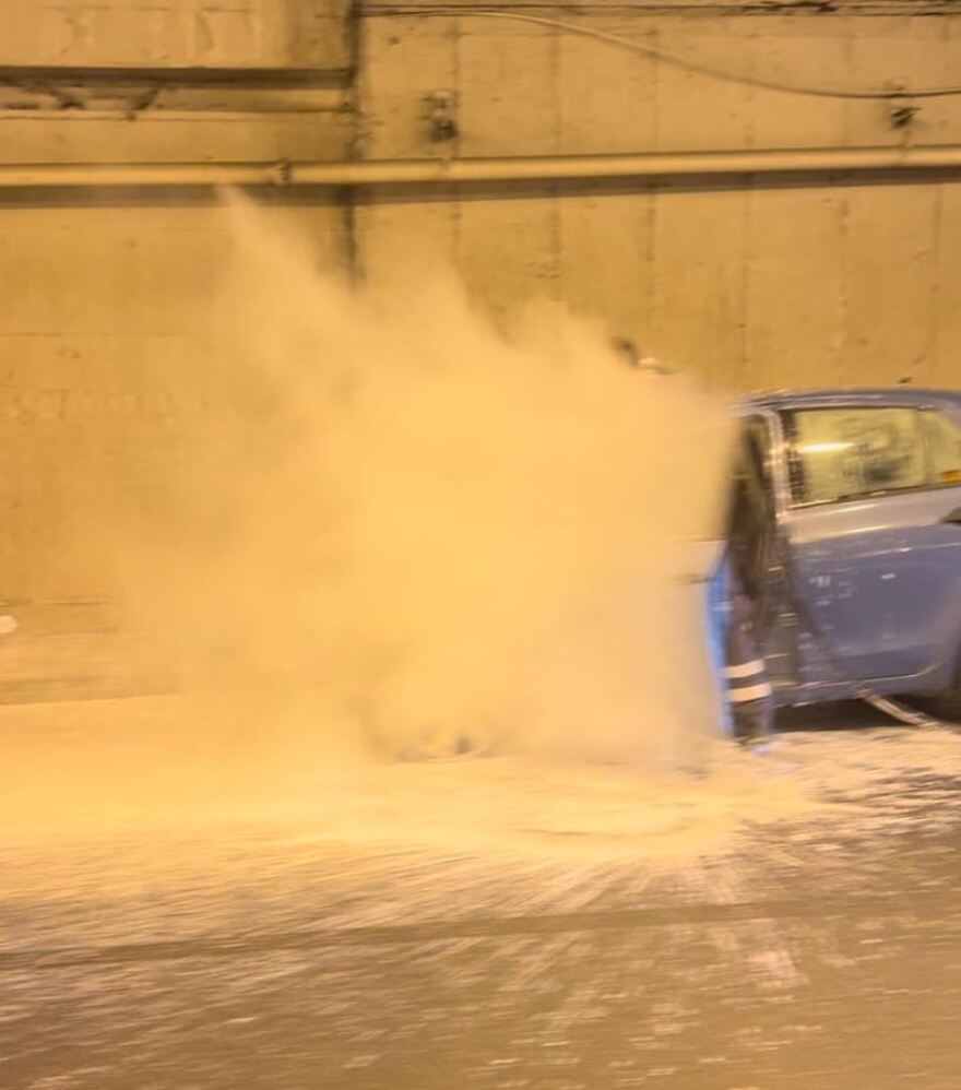 Κίνηση στους δρόμους: Φωτιά σε εν κινήσει αυτοκίνητο στην Αττική Οδό - Δείτε φωτογραφίες